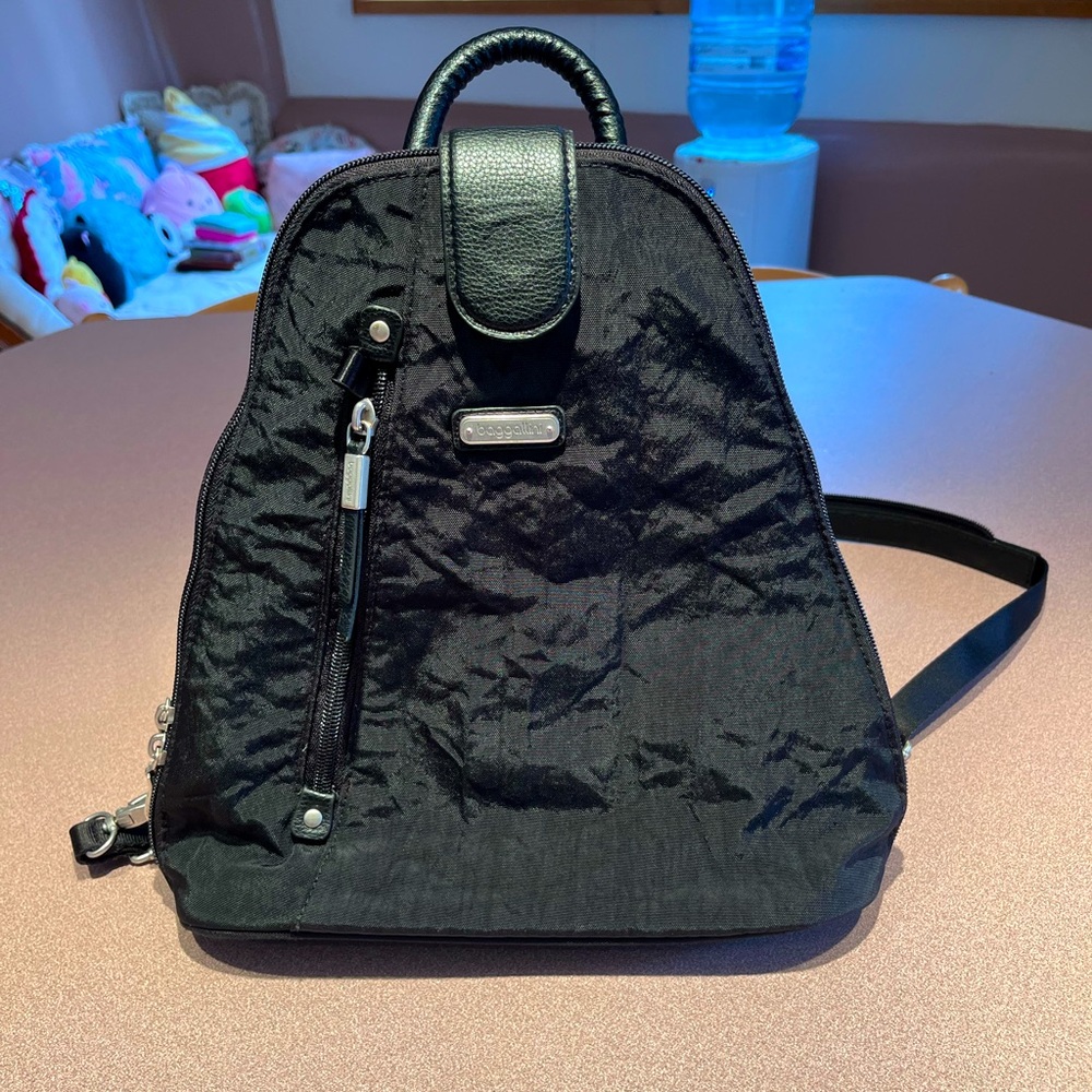 Black Baggallini Metro Convertible Backpack Purse Day Pack for Travel